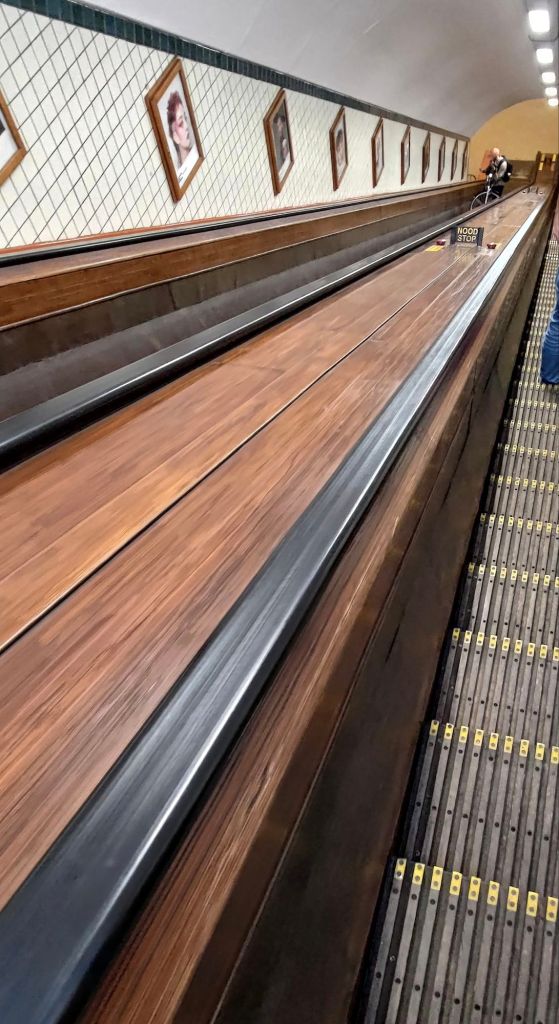 Scale mobili che conducono al tunnel ciclopedonale di Sant'Anna ad Anversa, in Belgio