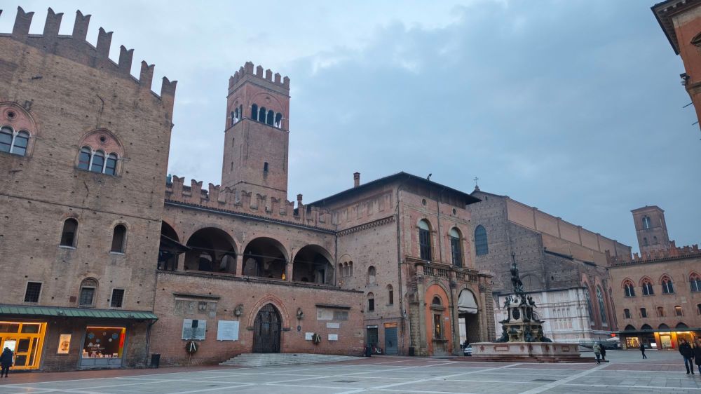 Bologna: si vedono Piazza Maggiore, la Fontana del Nettuno, Palazzo Re Enzo, Palazzo del Podestà e la Basilica di San Petronio
