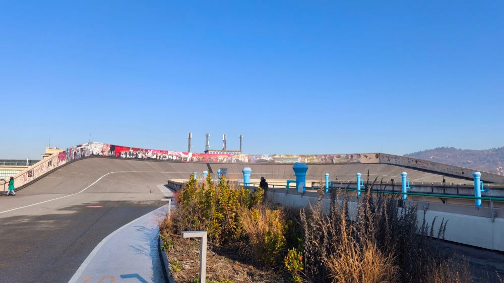 Curva parabolica del circuito costruito sul tetto del Lingotto a Torino, Piemonte