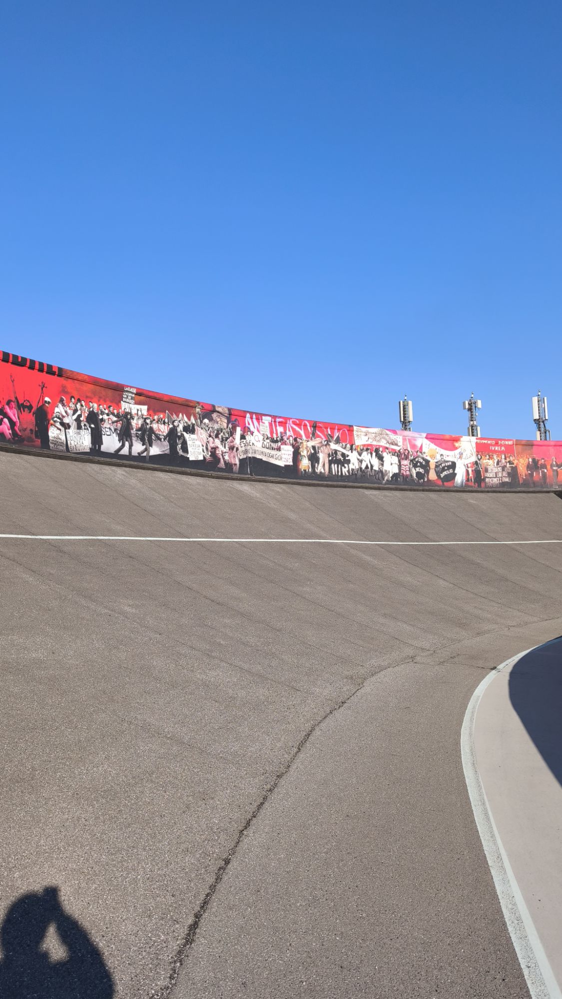 Tratto della curva parabolica della famosa pista costruita sul tetto del Lingotto di Torino, in Piemonte, Italia