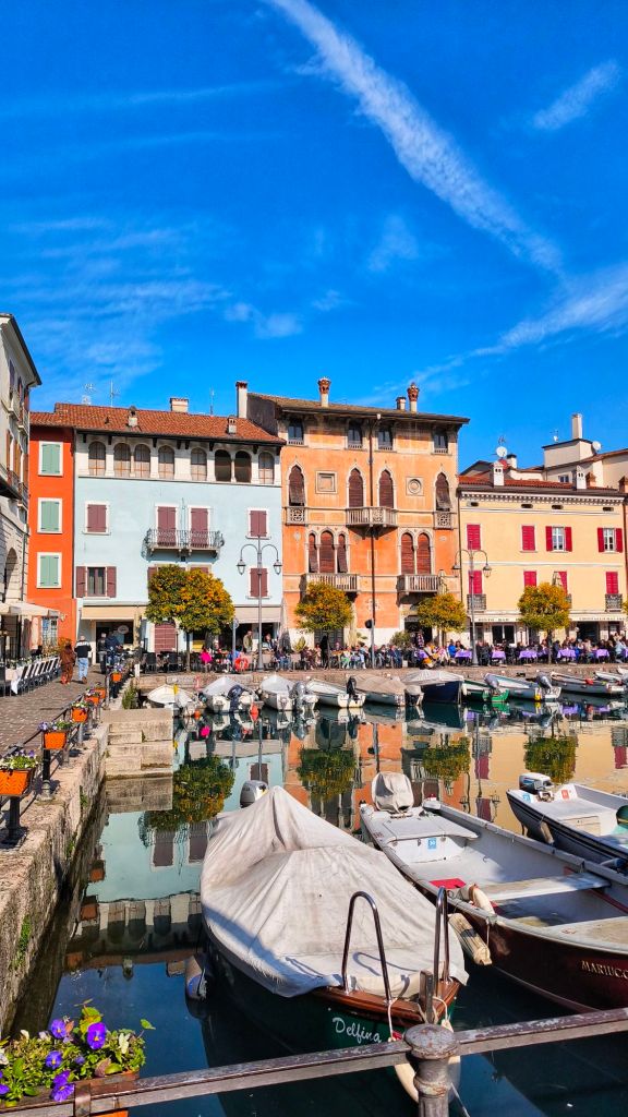 Il caratteristico Porticciolo vecchio di Desenzano del Garda, in Lombardia