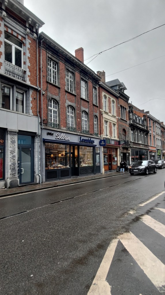 Vie del centro storico di Dinant, in Vallonia, Belgio