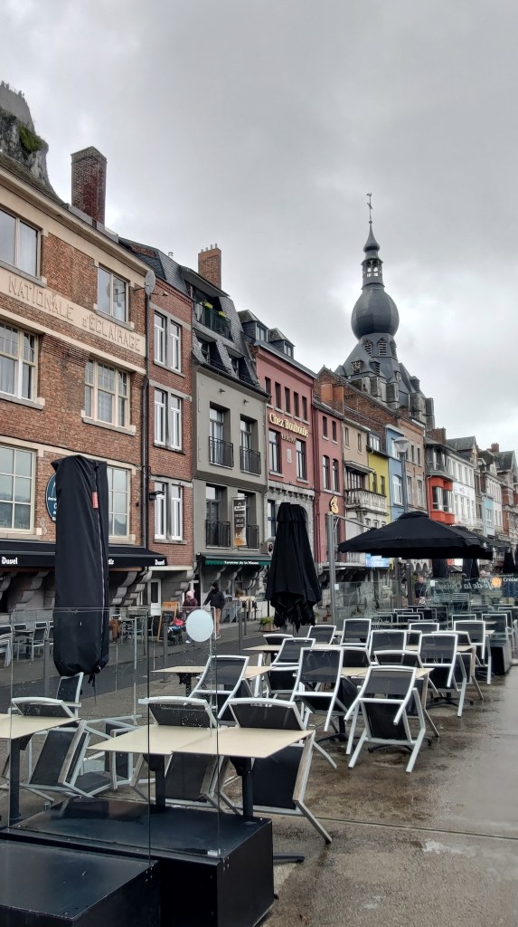 Edifici pittoreschi sulla riva della Mosa a Dinant, in Vallonia, Belgio