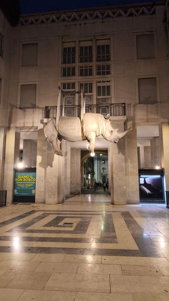 L'installazione artistica di Stefano Bombardieri chiamata "Il peso del tempo sospeso", che rappresenta un rinoceronte appeso nei pressi di Piazza della Vittoria a Brescia