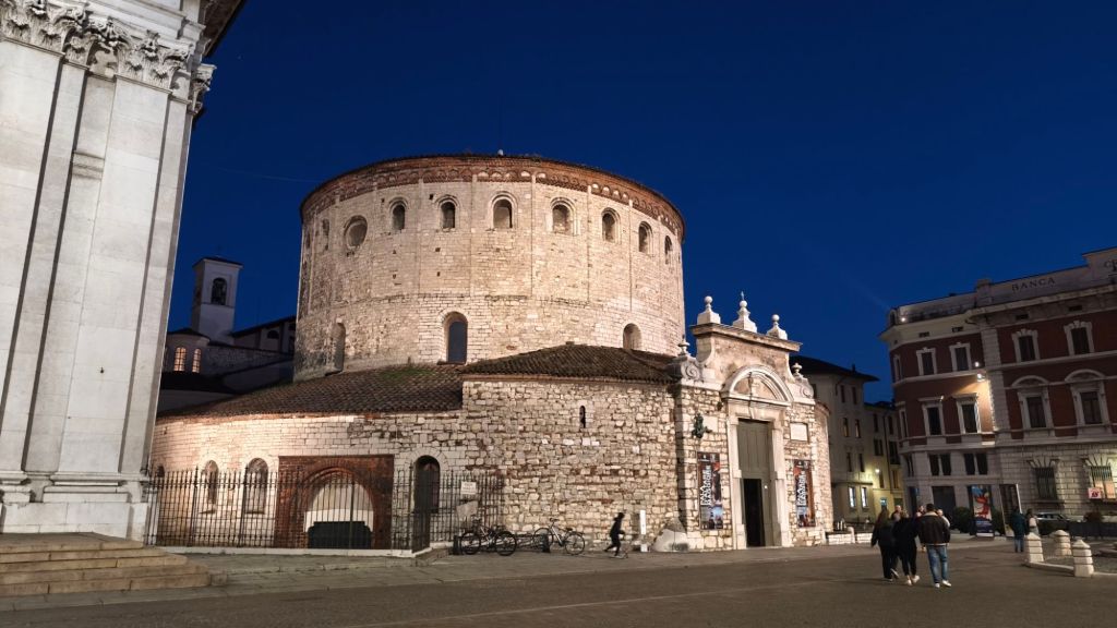 Il Duomo Vecchio di Brescia in stile romanico e dalla forma circolare
