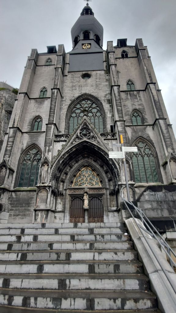 La Collegiata di Notre-Dame nel centro storico di Dinant, in Vallonia, Belgio