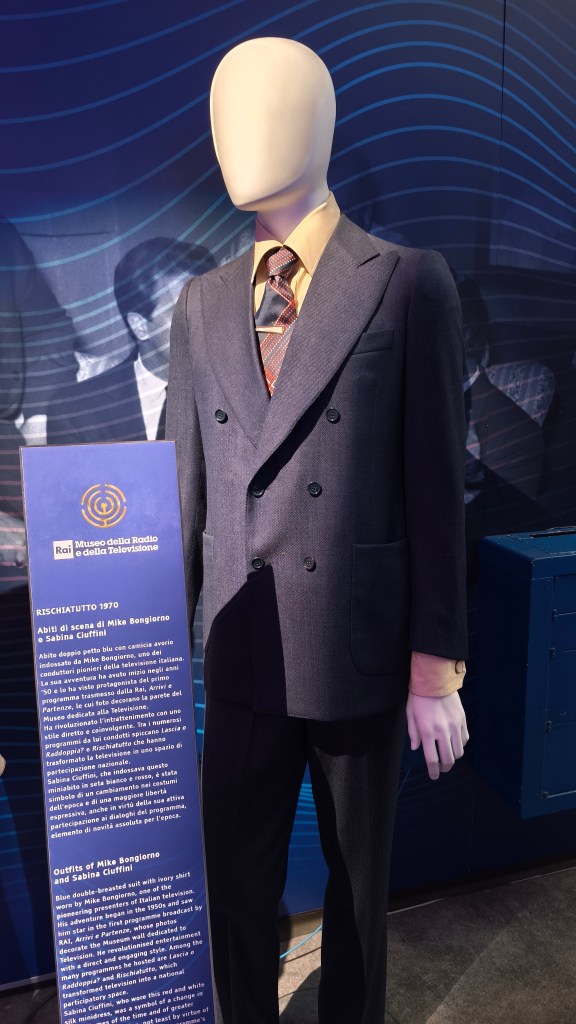 Un abito di scena di Mike Bongiorno esposto presso il Museo RAI della Televisione e della Radio, Torino