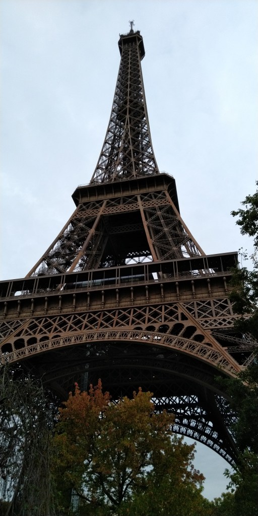 La Tour Eiffel di Parigi vista dai suoi piedi, Francia