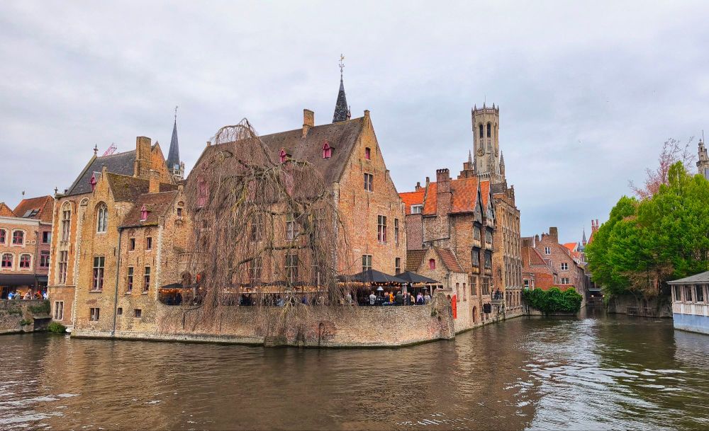 Il Rozenhoedkaai, Molo del Rosario, un angolo pittoresco e famoso del centro storico di Bruges con i suoi canali