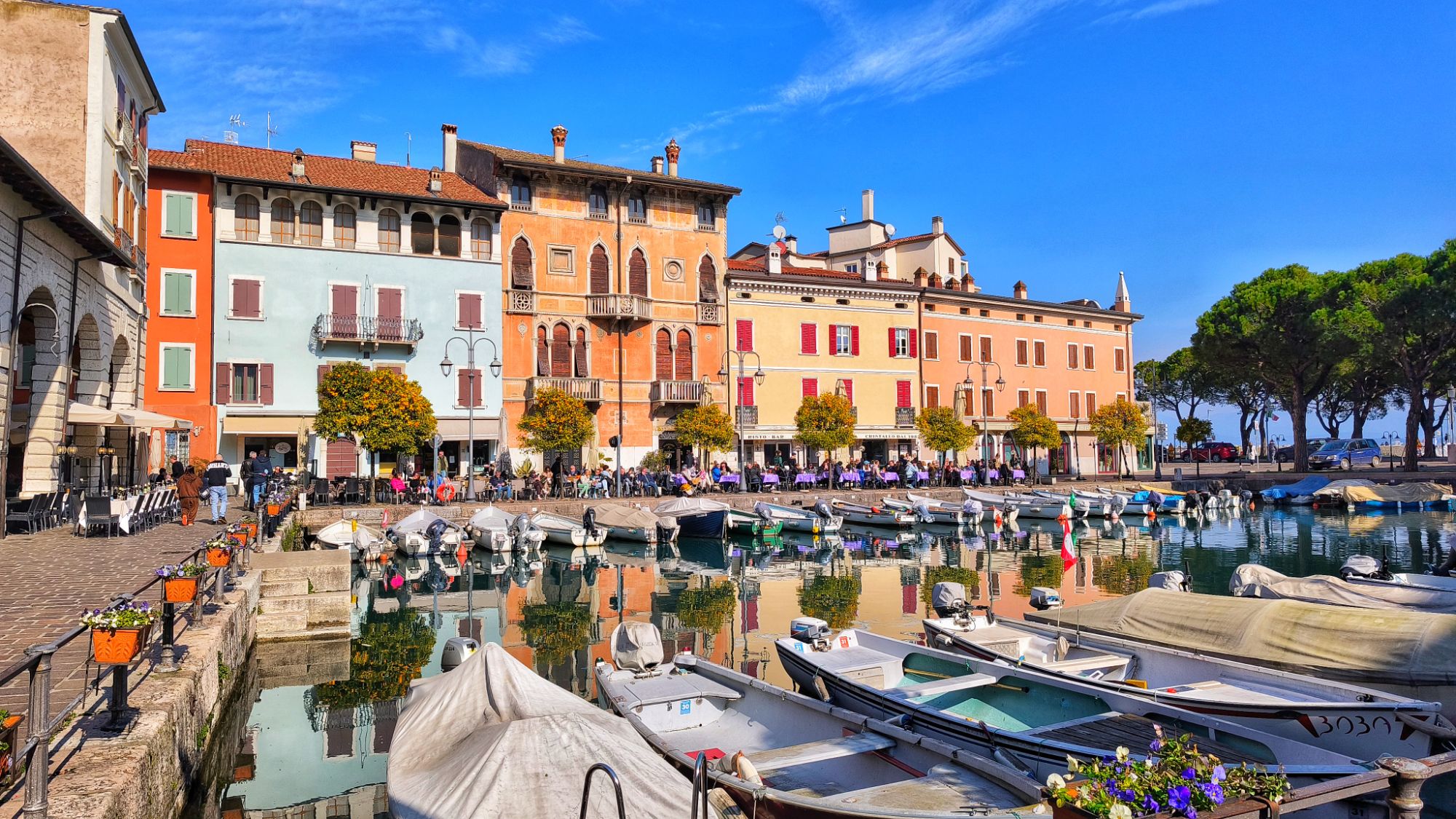 Il Porticciolo vecchio di Desenzano del Garda sulle rive del Lago di Garda, in Lombardia