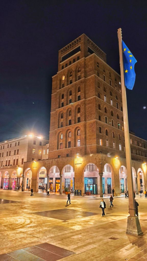 Il Torrione INA in Piazza della Vittoria a Brescia