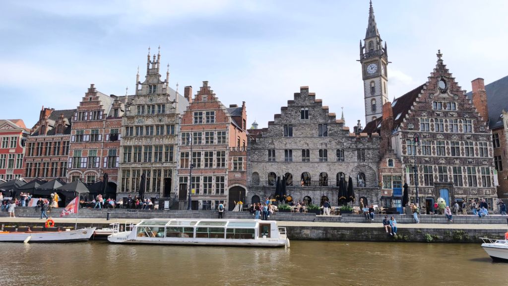 La riva conosciuta come Graslei, riva delle erbe, in centro a Gent, Belgio