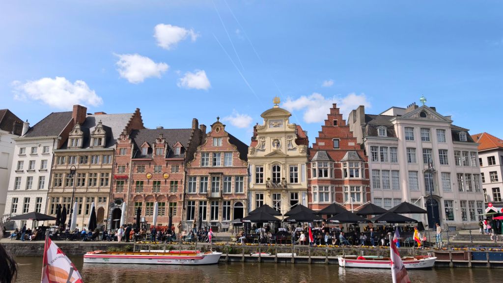 Rive del fiume Lys nel centro storico di Gent, nelle Fiandre, in Belgio