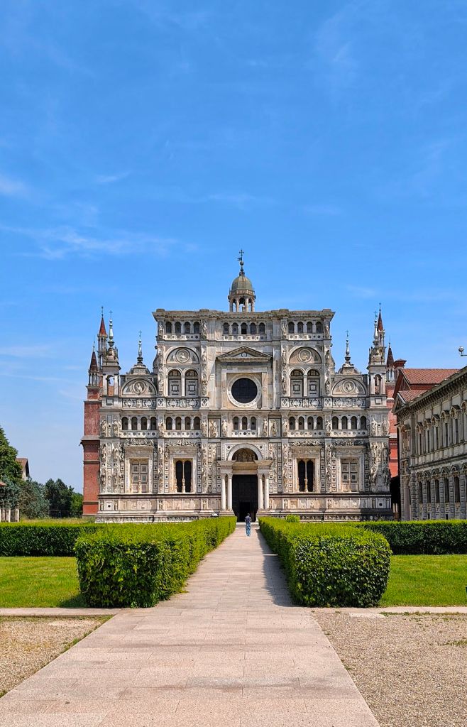 La facciata della chiesa della Certosa di Pavia