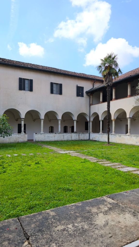 Il chiostro dell'Abbazia di Mirasole presso Opera, Lombardia