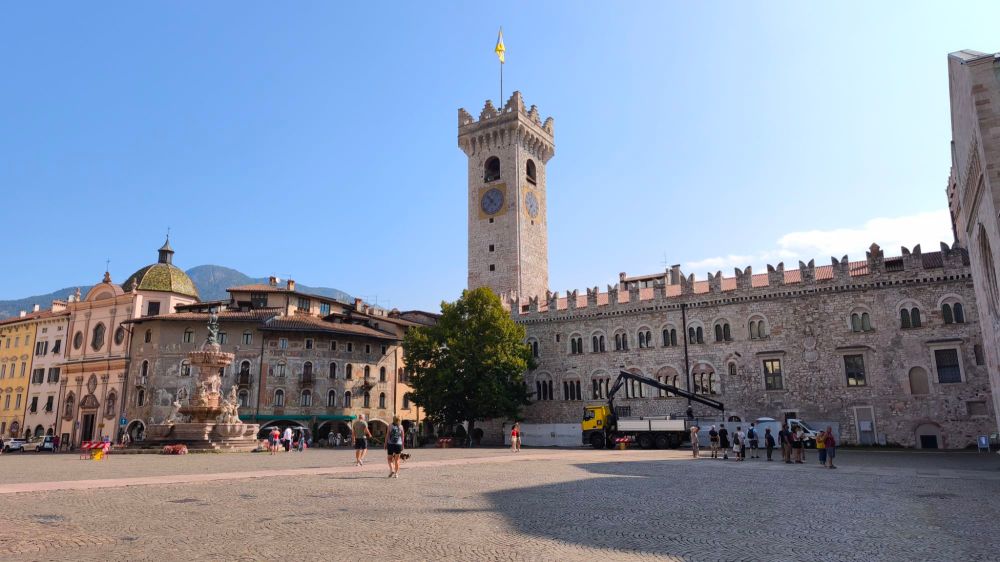 Piazza Duomo a Trento con il Palazzo Pretorio, la Torre Civica, la Fontana del Nettuno, Casa Rella e Casa Cazuffi