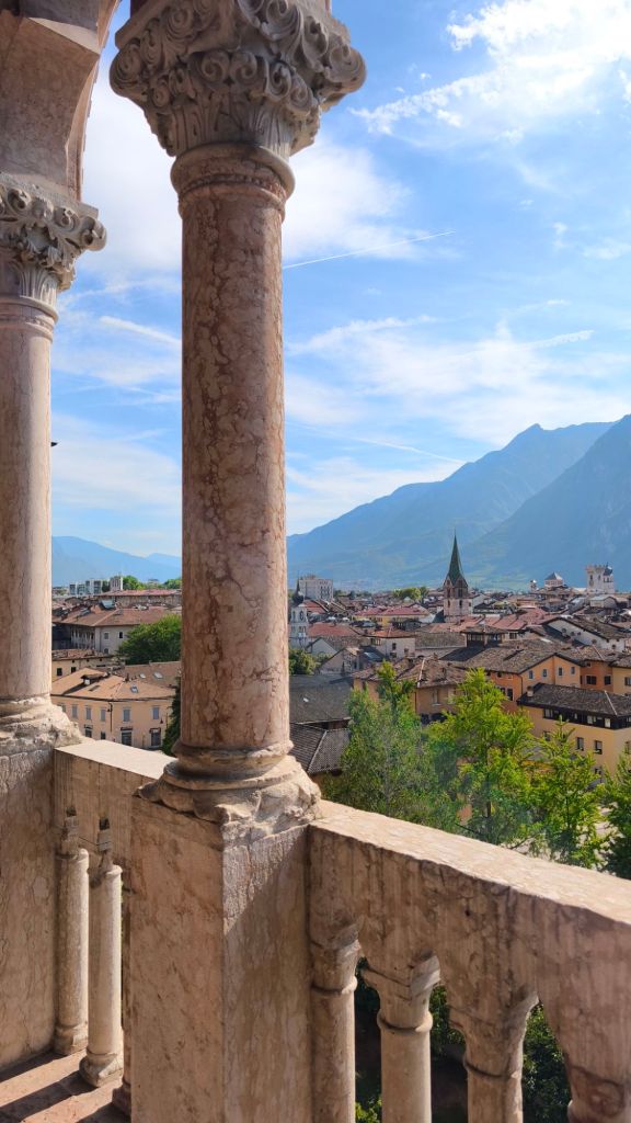 La Loggia Veneziana del Castello del Buonconsiglio che offre una bella vista sulla città e i monti circostanti, Trento