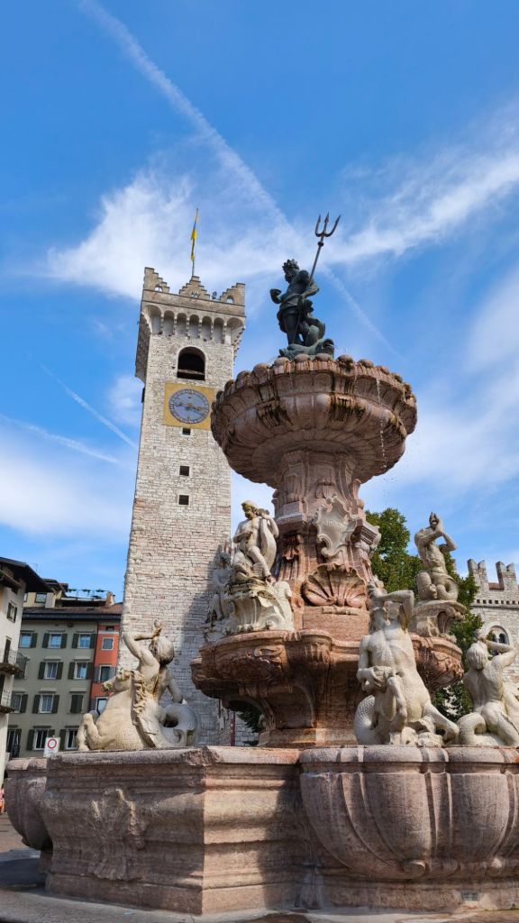 La Fontana del Nettuno e la Torre Civica sullo sfondo in Piazza Duomo, Trento