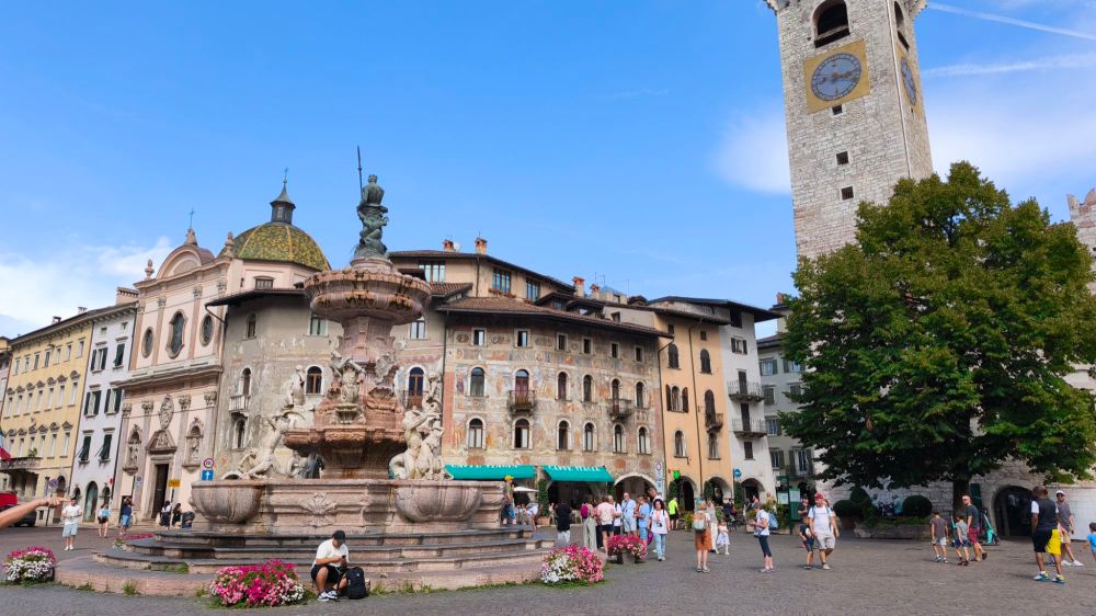 La Fontana del Nettuno, la Torre Civica, Casa Rella e Casa Cazuffi in Piazza Duomo a Trento