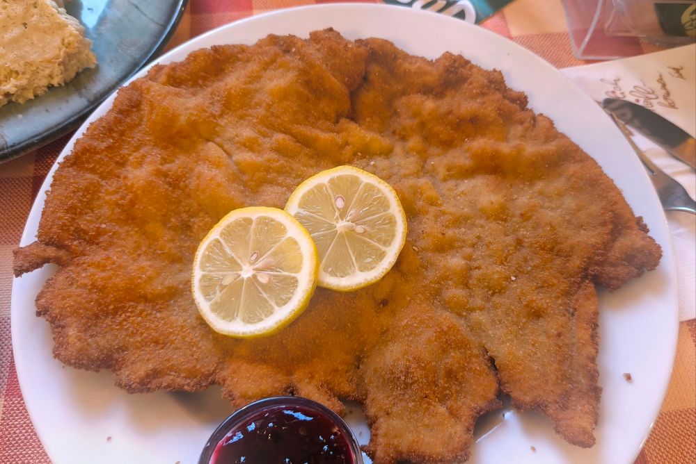 Tradizionale Wiener Schnitzel di vitello in un ristorante di Vienna, Austria