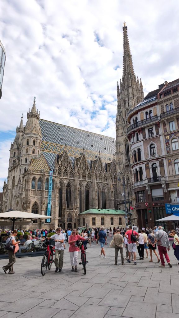 Il Duomo di Santo Stefano con il suo iconico tetto, Vienna, Austria