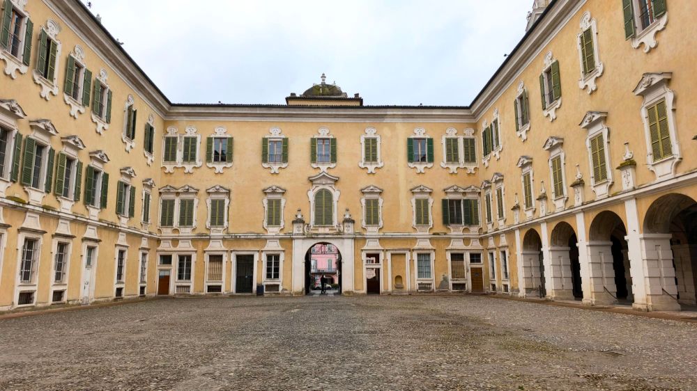 Particolare della Reggia di Colorno con il suo caratteristico colore giallo, Emilia Romagna